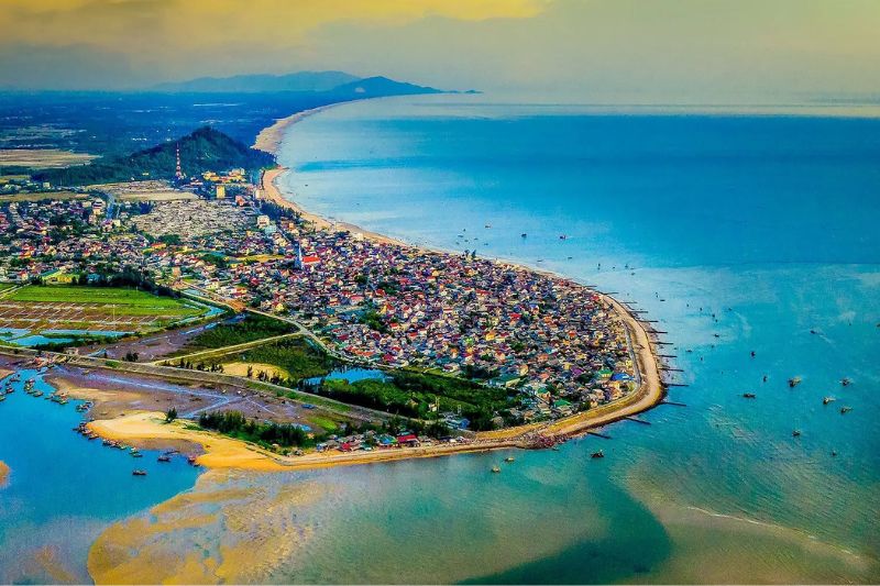 Ha Tinh owns a 137 km long coastline